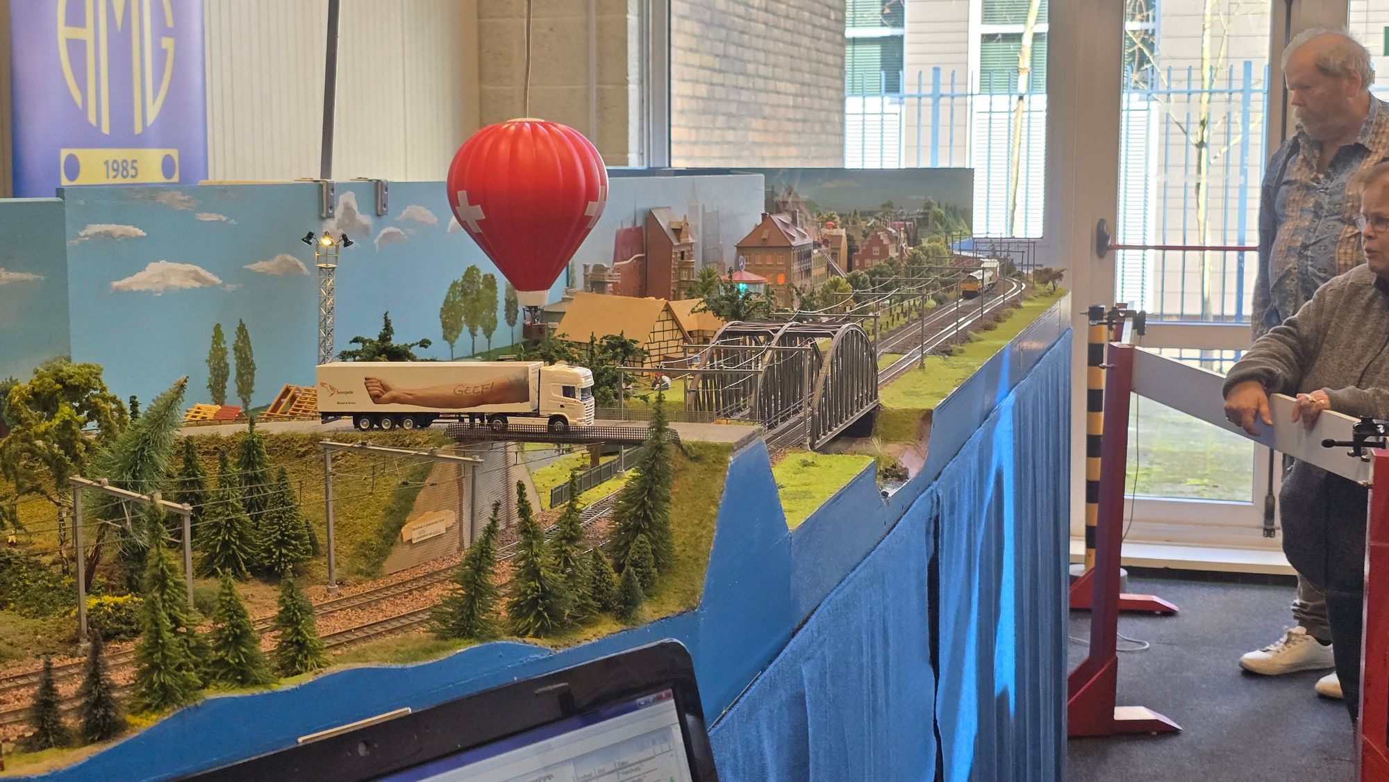 Luchtballon boven het landschap
